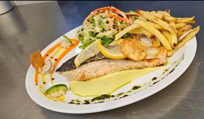 Un restaurant spécialisé en cuisine européenne. 